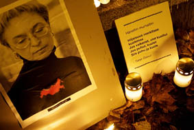 Une veillée organisée par Amnesty Finland pour la mémoire de la journaliste russe Anna Politkovskaya tuée le 8 octobre 2006 devant chez elle.©Katja Tähjä/Amnesty