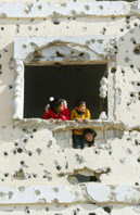 3 enfants à l'appui d'une fenêtre à Rafah, Gaza. Décembre 2009 ©Abed Rahim Khatib / Demotix Images